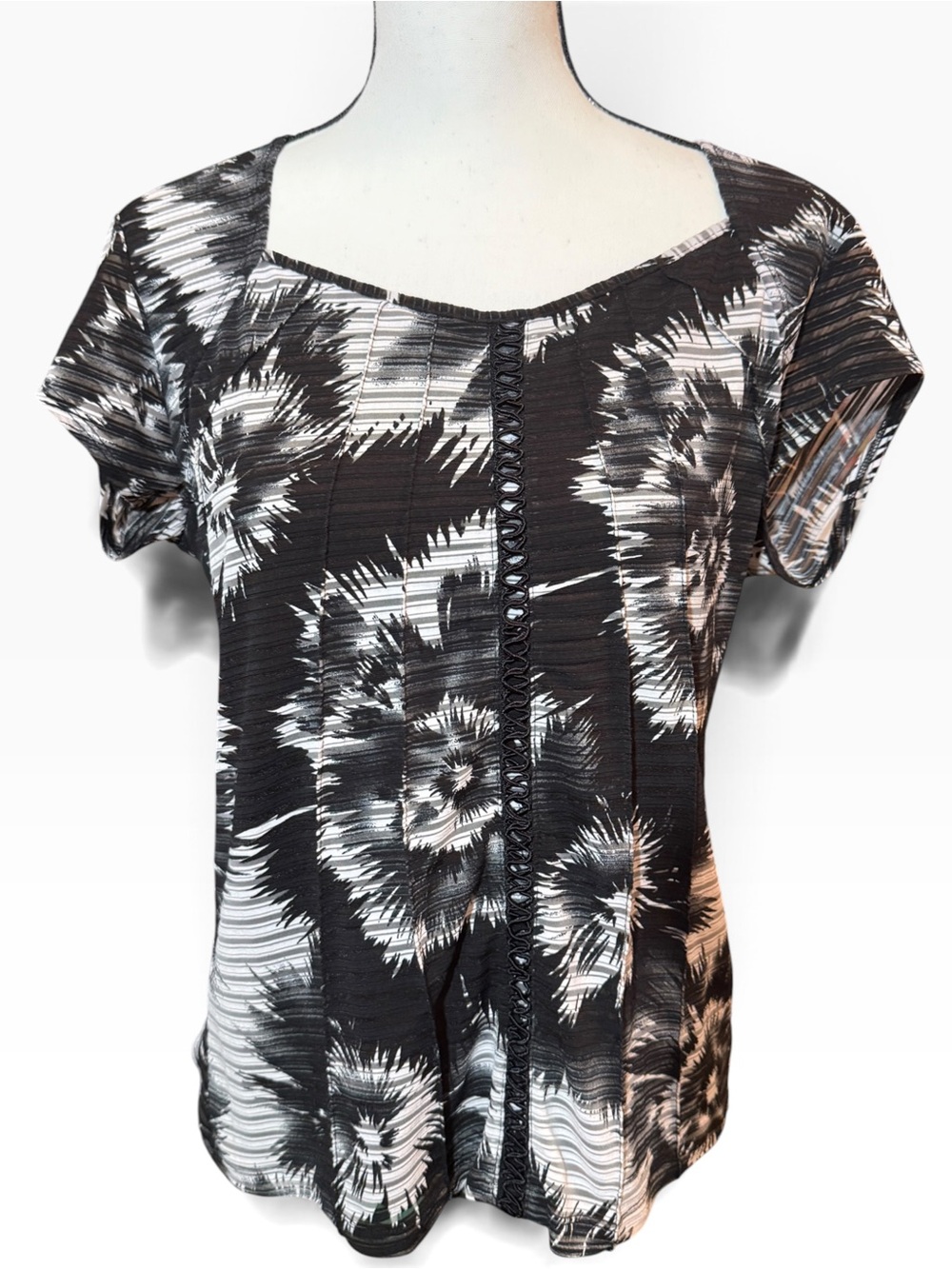 Vintage Suzie Black and White Floral Short-Sleeve Top, size XL